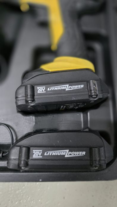 Продавам винтоверт JCB с две батерии по 20 V