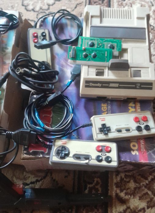 Игровая Приставка Дэнди 2 штуки