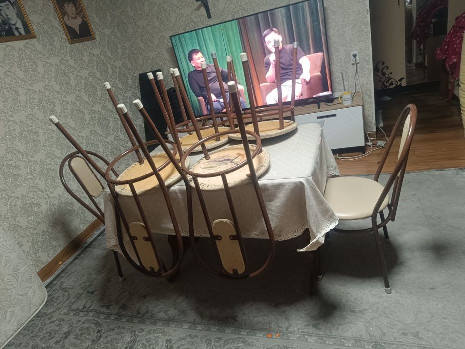 Стулья стол.         .