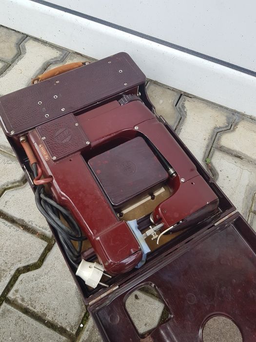 Vand mașina de cusut freia