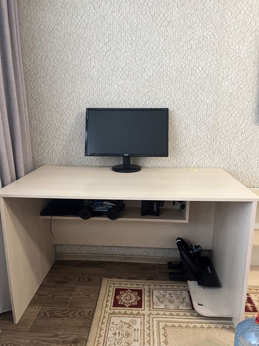 Стол с навесной полкой