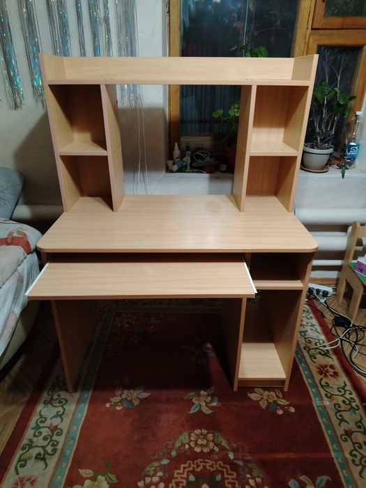 Продам стол с полками