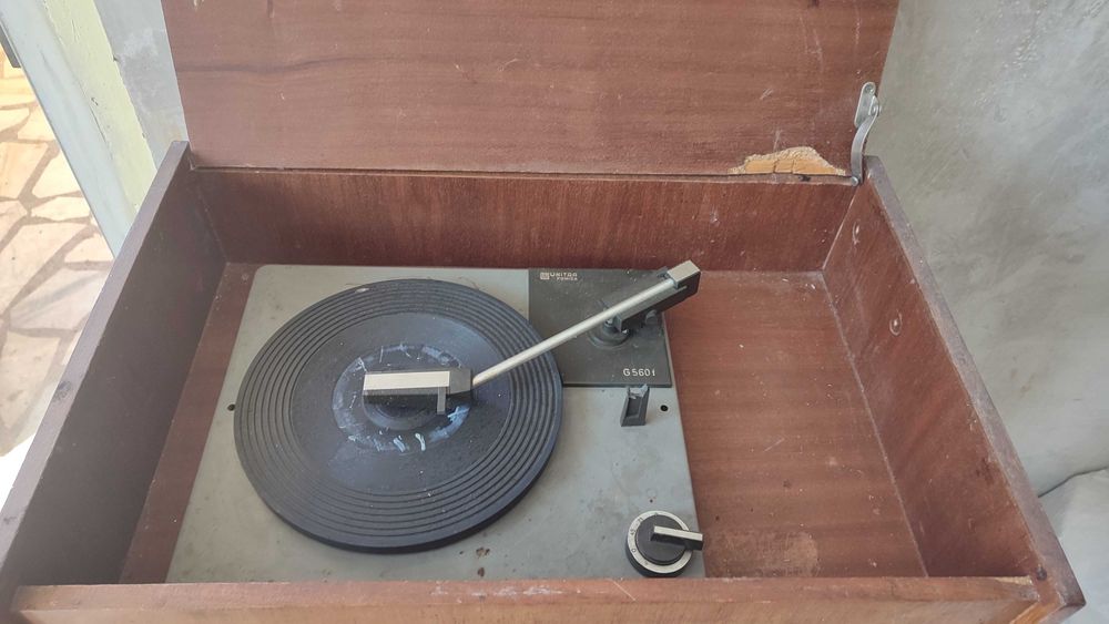 Лампово радио с вграден грамофон