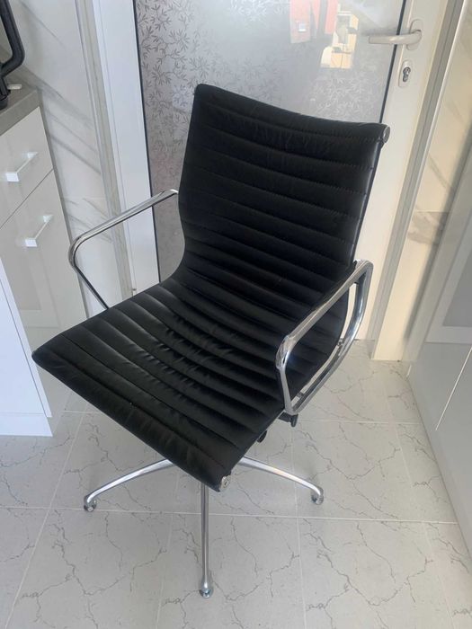 Продавам елегантен работен стол за бюро