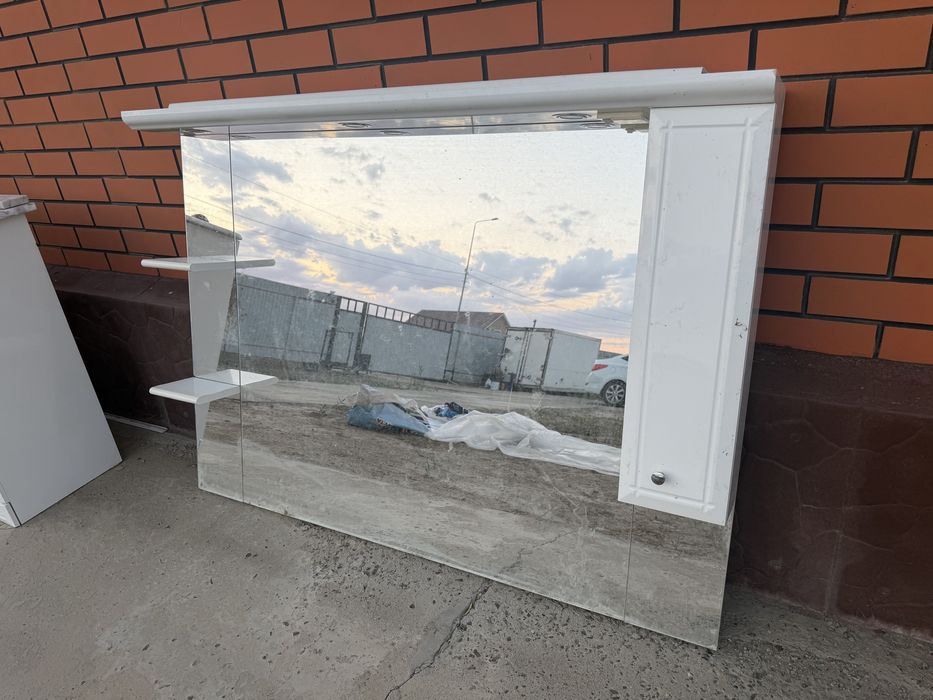 Продается комплект раковины с зеркалом