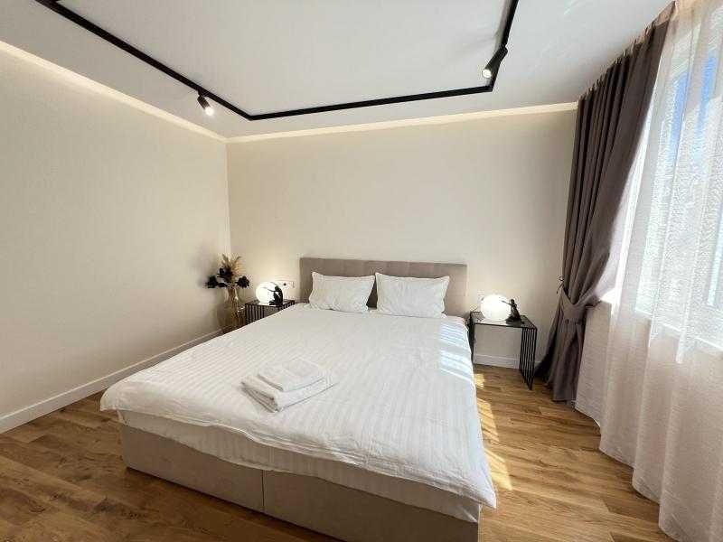 Дава се под наем Тристаен апартамент в Бургас, Център - 100 кв.м за 1275 € - Снимка #8