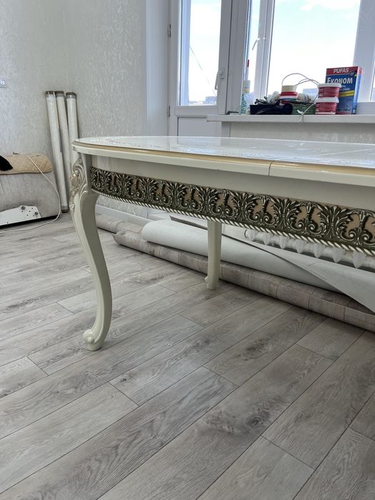 продаю стол для гостиной