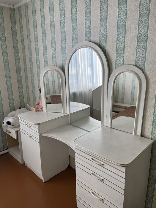 Продам спальный гарнитур