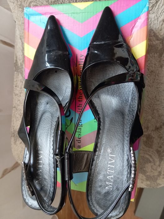 Аяк киімдер сатылады