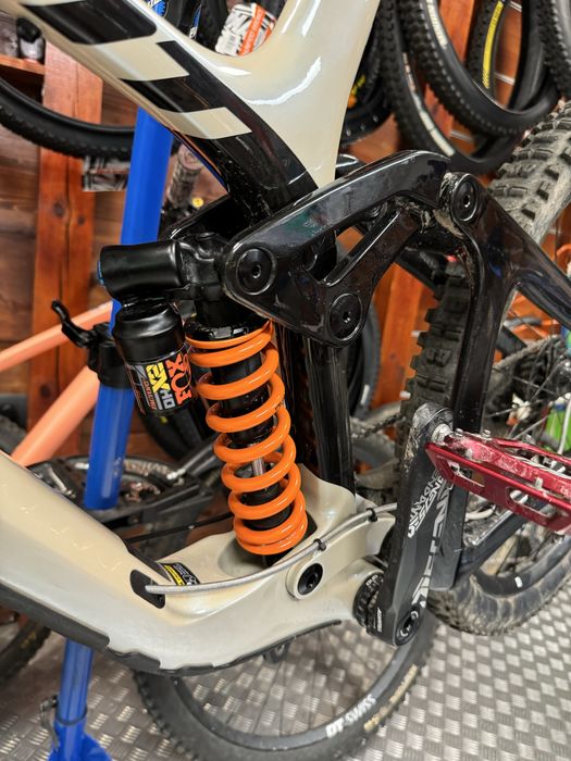 Giant Glory Advanced 2024 колело за спускане DH