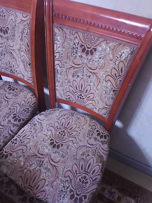 Стол и стулья в комплекте