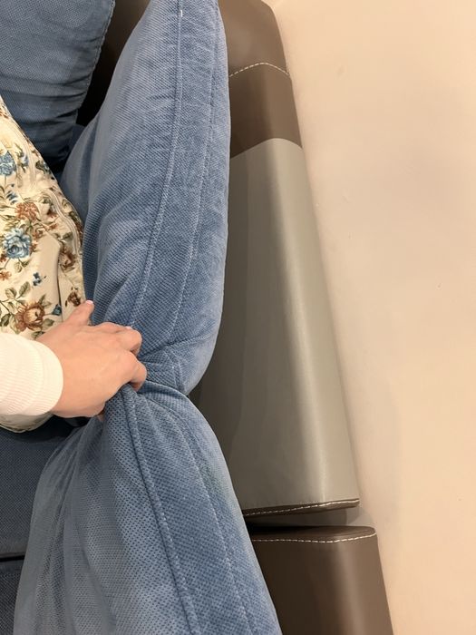 Голям диван с леки забележки