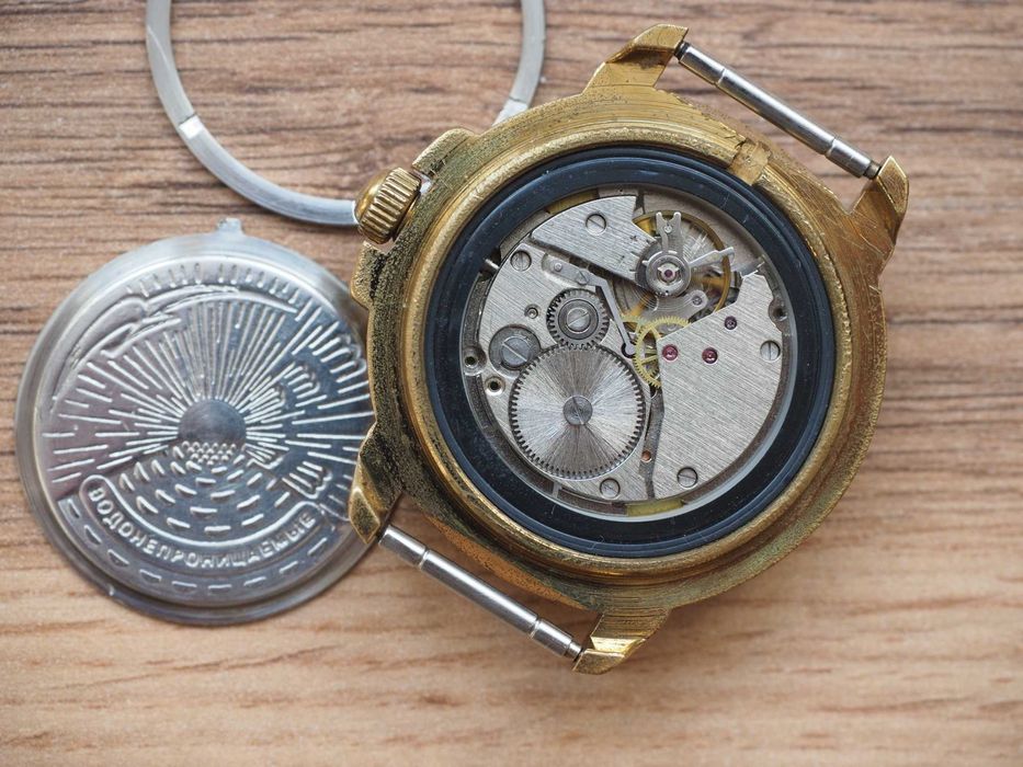 Ceas sovietic mecanic Vostok Komandirskie, ca nou, rezistent la apă