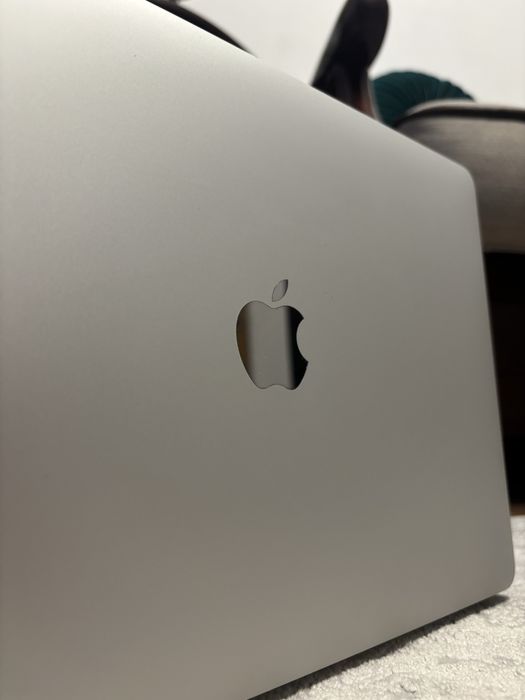 MacBook Air 2020, M1 - condiție excelentă, 8GB RAM, 86% baterie, 256GB
