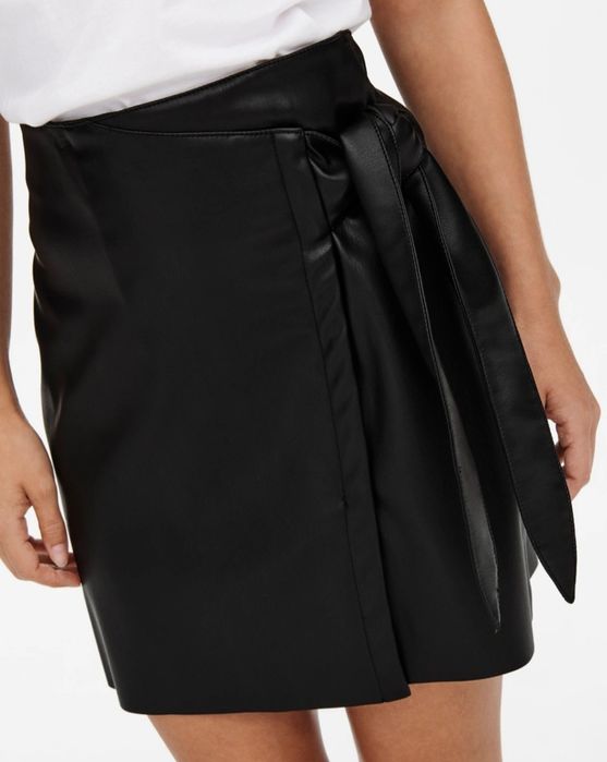 Кожена черна пола