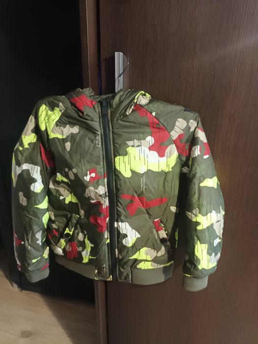 Детско преходно яке Guess за момче с две лица