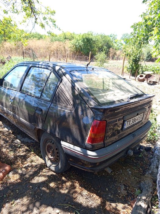 Продавам  Opel Kadett  цял за части 

1.6i, Хечбек, Употребяван, За части,