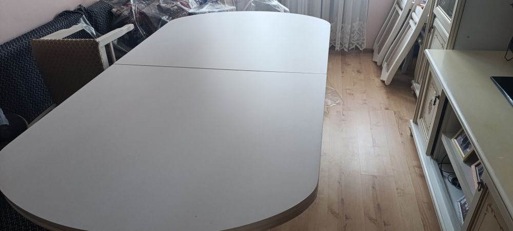 Продается обеденный стол из натурального дерева