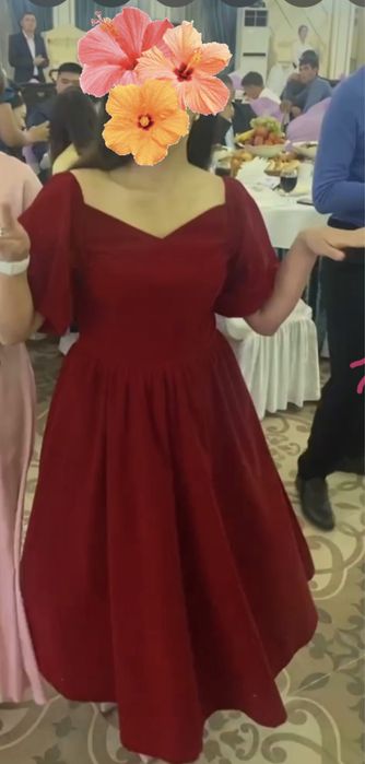 Красивое платье, в отличном состоянии.