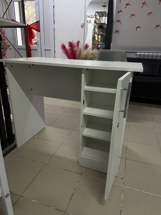 Маникюрный стол и стуля бар