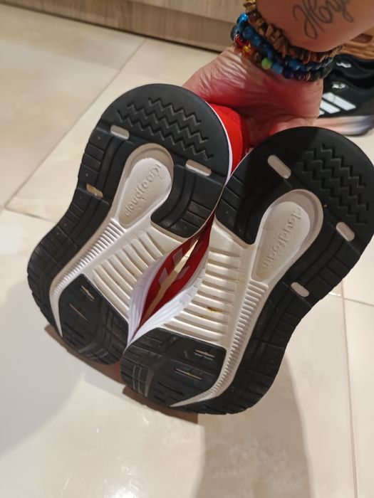 Адидас червени 43 1/2 подарък червена чанта Адидас.