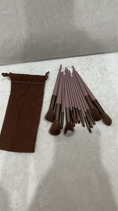 Продам новые тени и кисточки