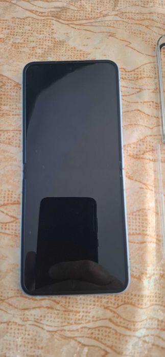 Продавам телефон Галакси Z Flip6