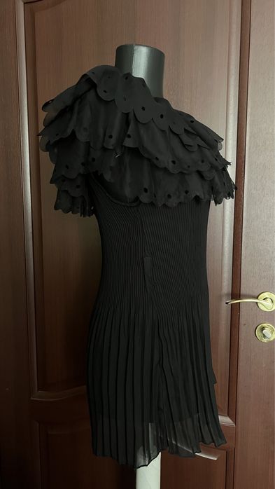 Top negru cu volane