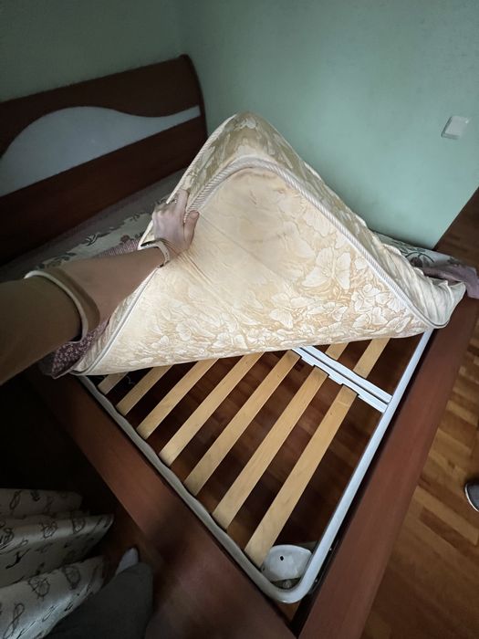 Двуспальная кровать из дерева