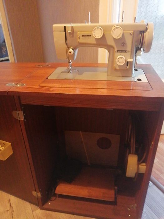 Продам швейную машинку