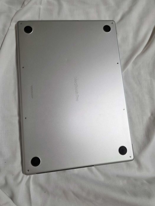 Vand un mack book 16 pro