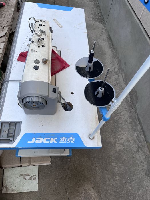Швейная машина Jack в рабочем состояний