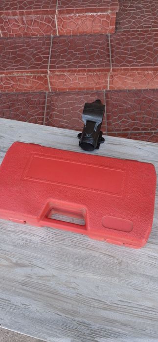 Тиски. Резьбонарезной инструмент.