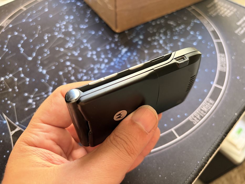 Легендарна Motorola V3 – черна, отлично състояние