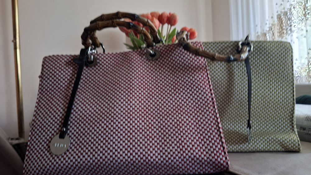 Чанта червен пепит или светлозелен пепит с бамбукова дръжка.