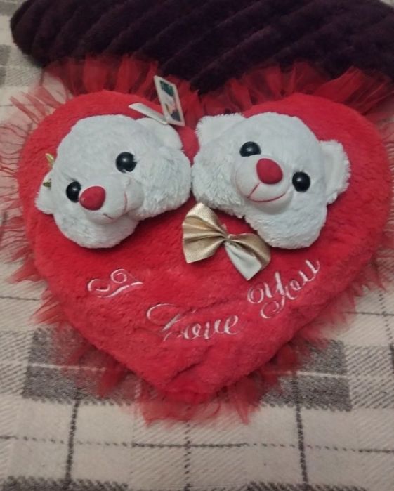 Пееща възглавничка и лаещо кученце