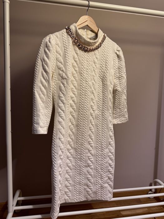 Бяла елегантна рокля