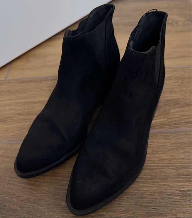 Черни велурени дамски боти