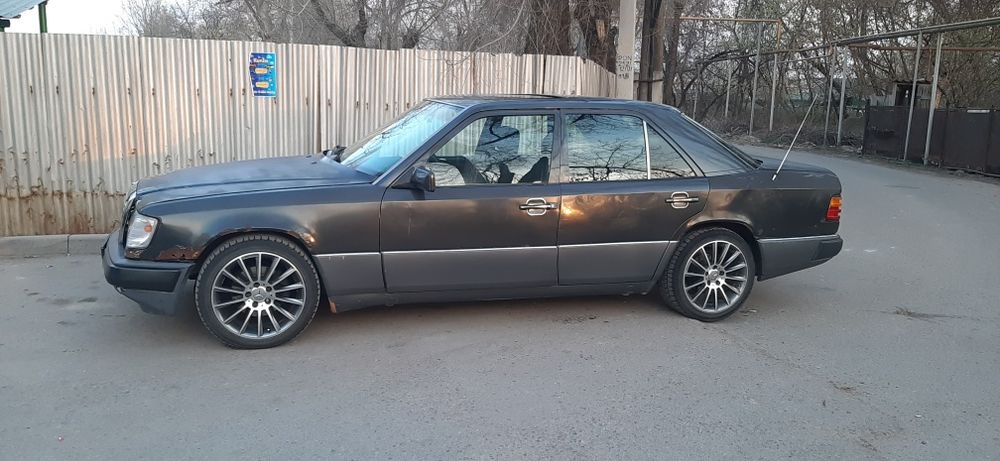 Машина Мерседес 124