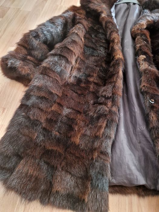 Vând haină din blană naturală de nurcă (vizon), mărimea M–L, elegantă