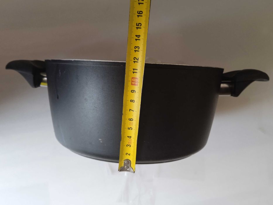 Черна тенджера с диаметър 24 см.