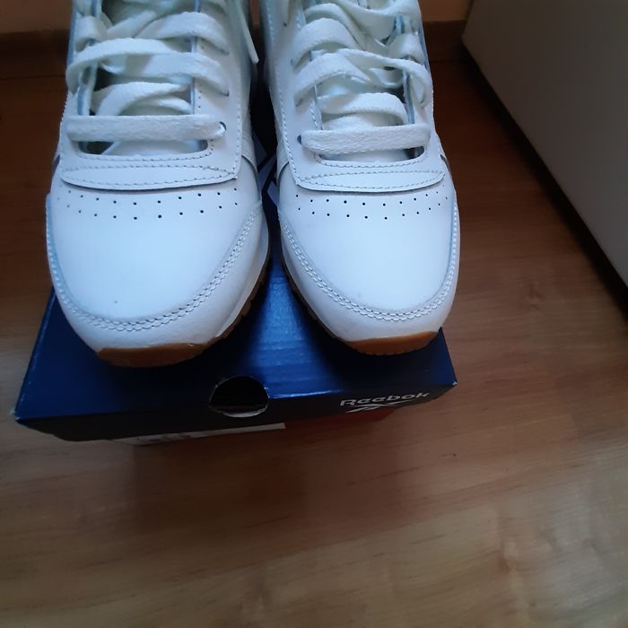 Дамски маратонки рийбок кожени, бели .В отлично състояние, са .