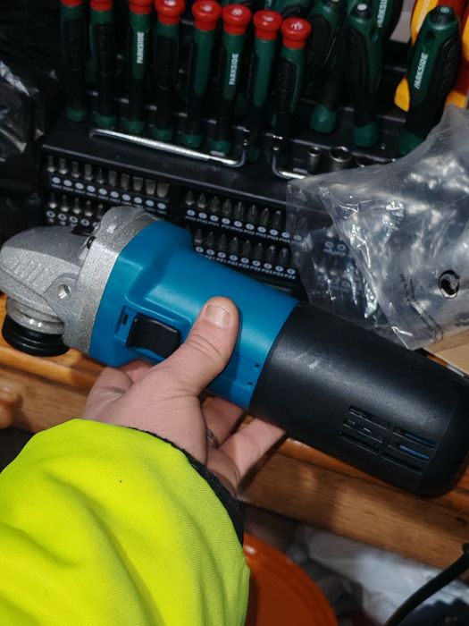 Продавам ъглошлайф (флекс) Topfine в отлично техническо състояние. Маш