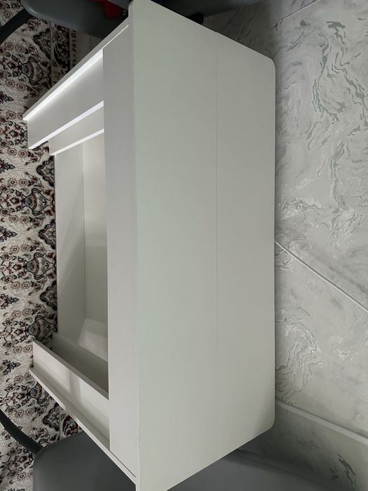 Красивый белый стол для гостей