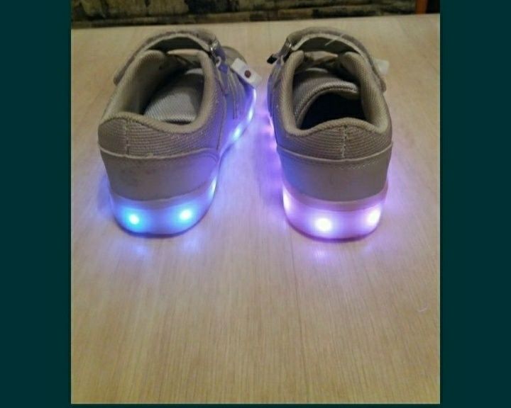 Продаются детские кроссовки