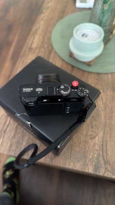 Fujifilm X100V – отличен комплект, малко кадри