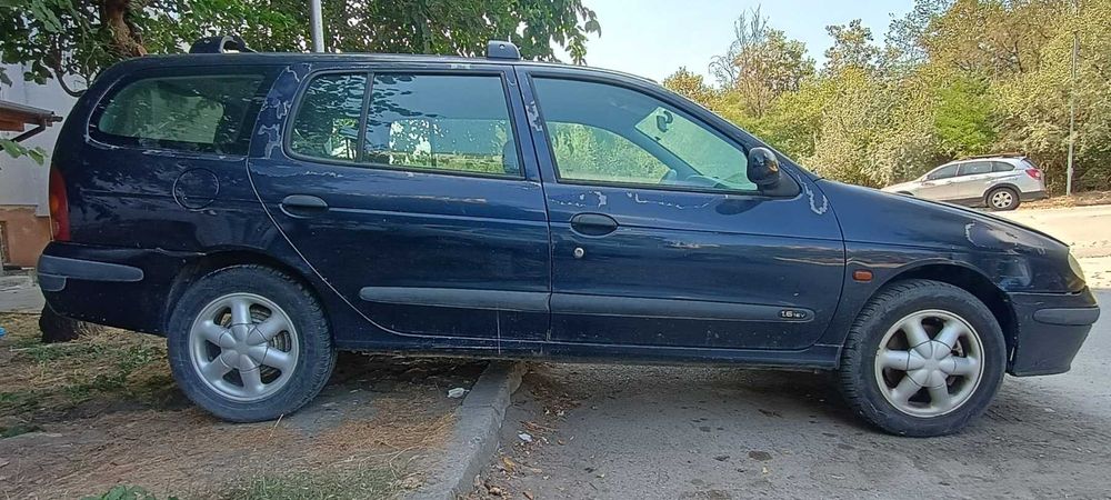Продавам Рено меган гранд тур 2000г.