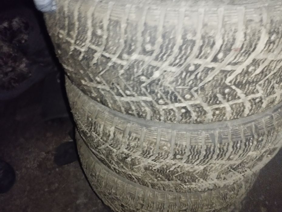 Колёса авто  стаяли на бмв