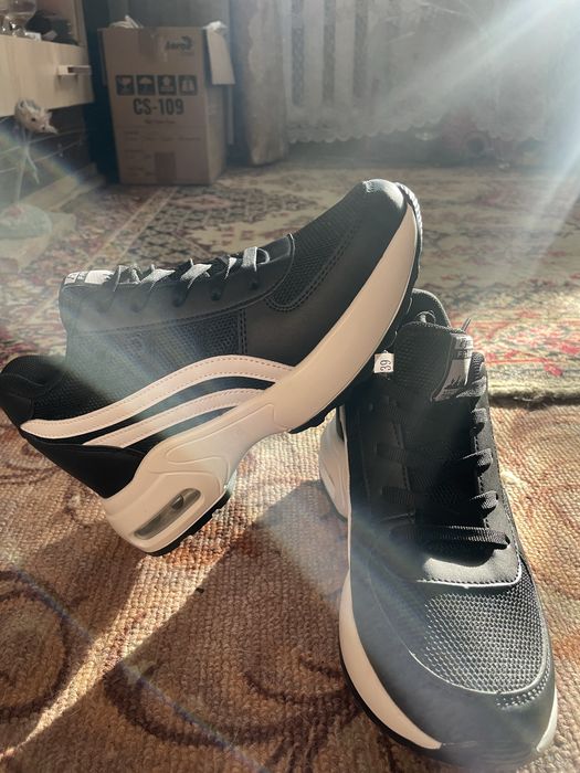 Кроссовки женские