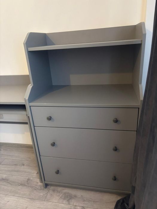 Se vinde comoda ,birou +scaun